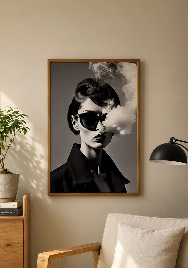 Quadro Mulher Fumando em Preto e Branco
