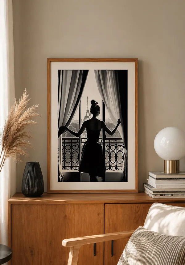 Quadro Decorativo Mulher na Janela em Paris