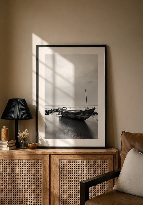 Quadro Barco na Praia em Preto e Branco com Borda