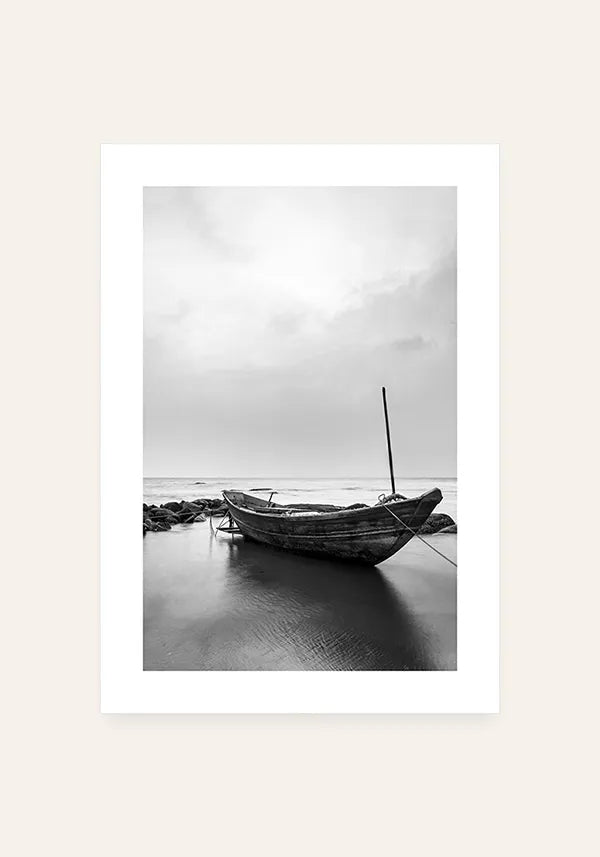 Quadro Barco na Praia em Preto e Branco com Borda